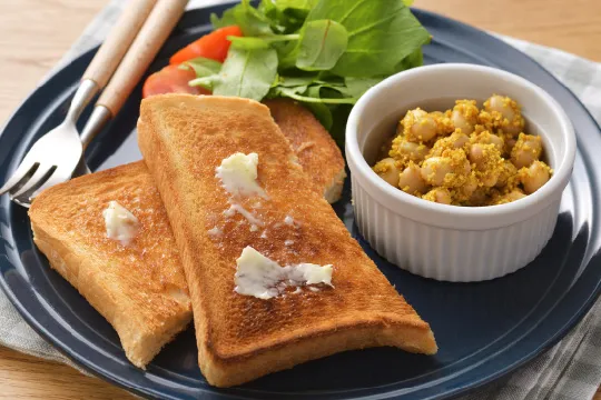 パンにのせてカレーチーズ大豆トーストに